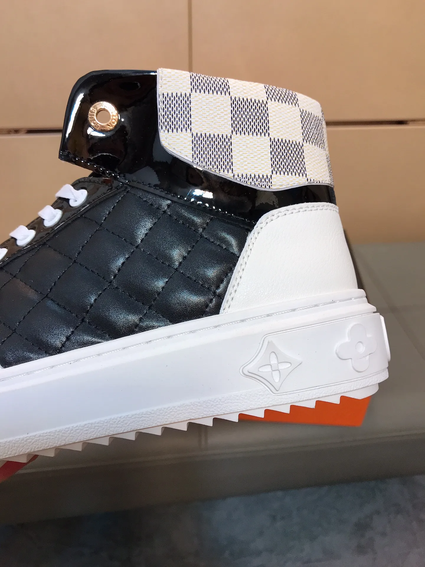 Factory price 400 👟👟🤝 (LV Louis Vuitton) New Korean style high-top casual shoes for men [Proud] hot style, imported cowhide with original printing, genuine leather lining, wear-resistant and non-slip rubber outsole. If you are still worried about wearing matching shoes, then these shoes are your best choice! Code number: 38-44